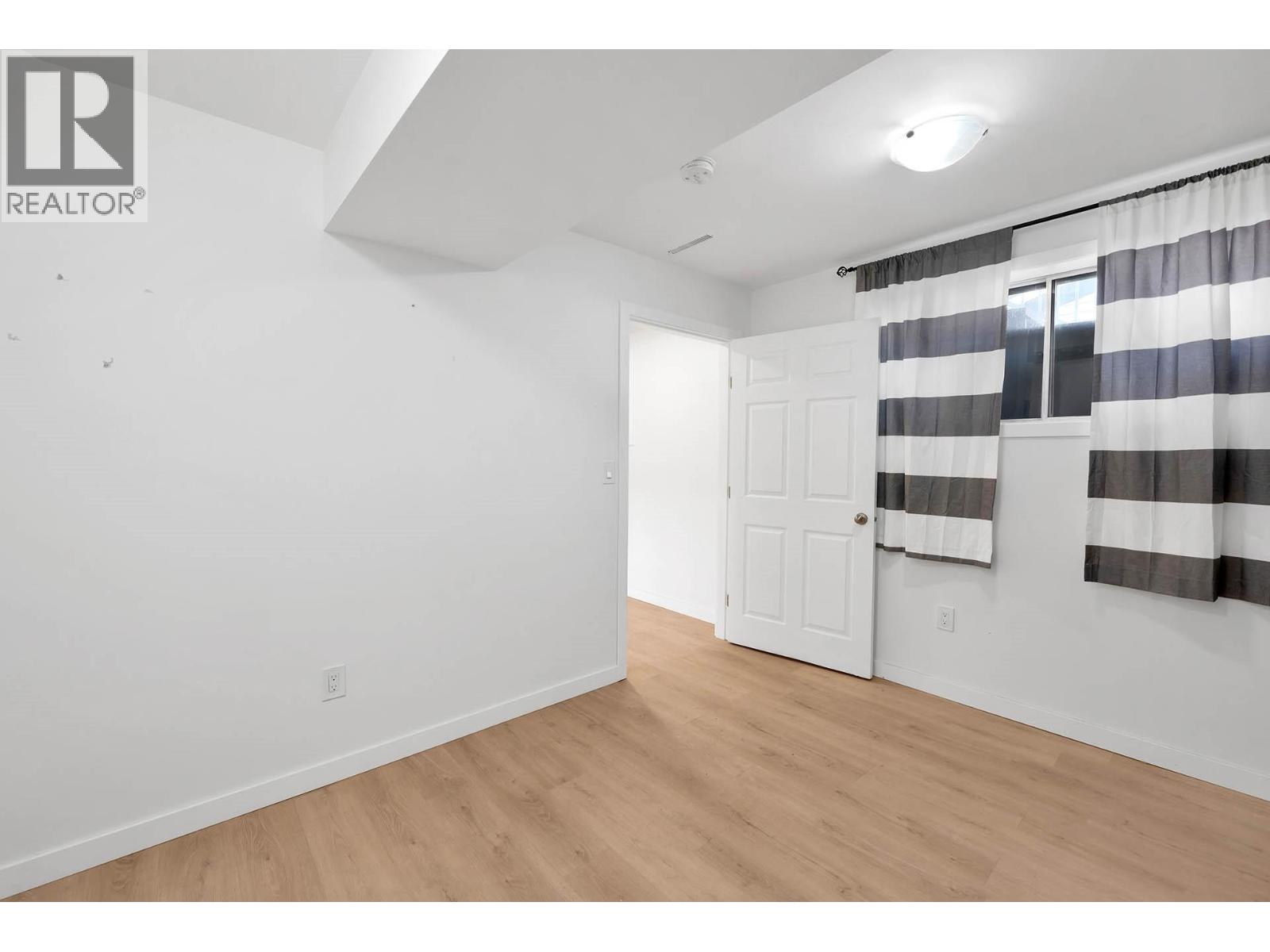 2436 YOUNG Avenue - 33