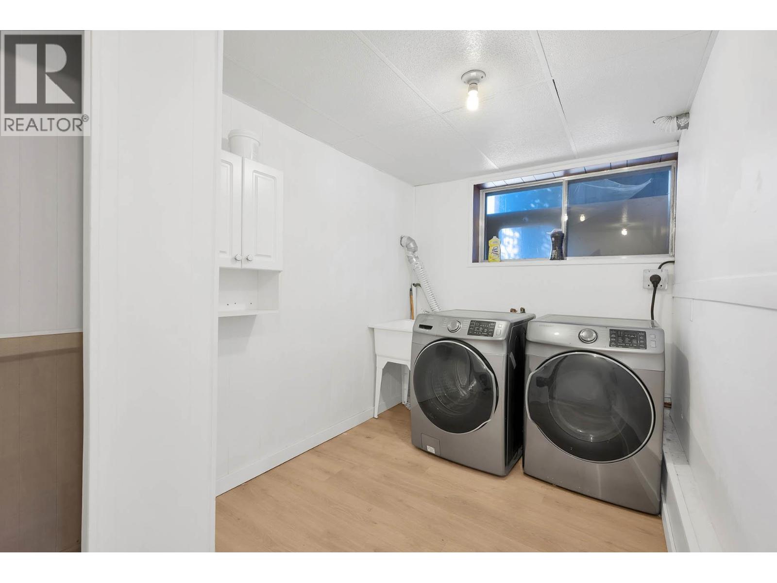 2436 YOUNG Avenue - 39