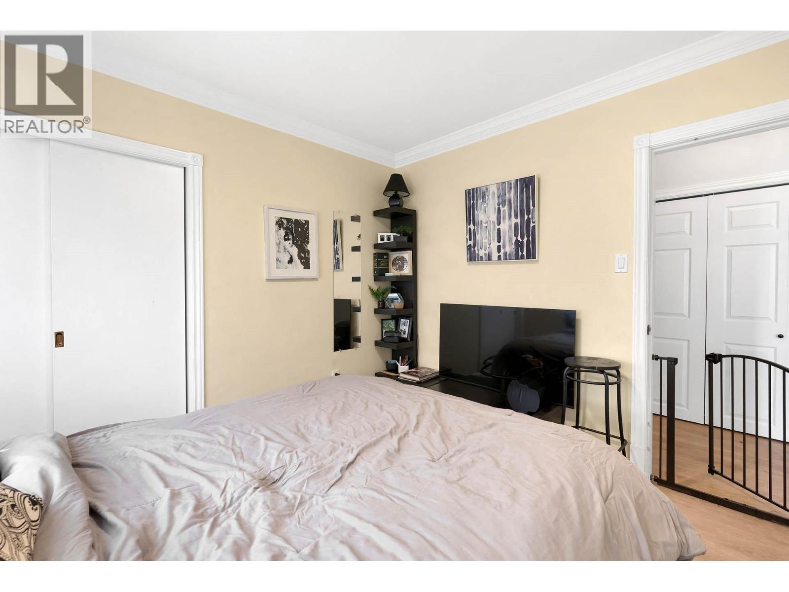 2436 YOUNG Avenue - 22