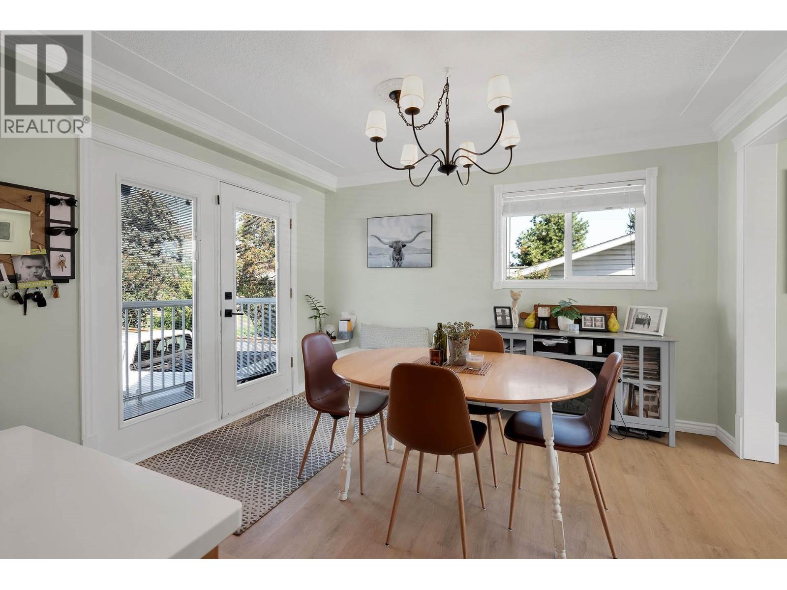 2436 YOUNG Avenue - 7