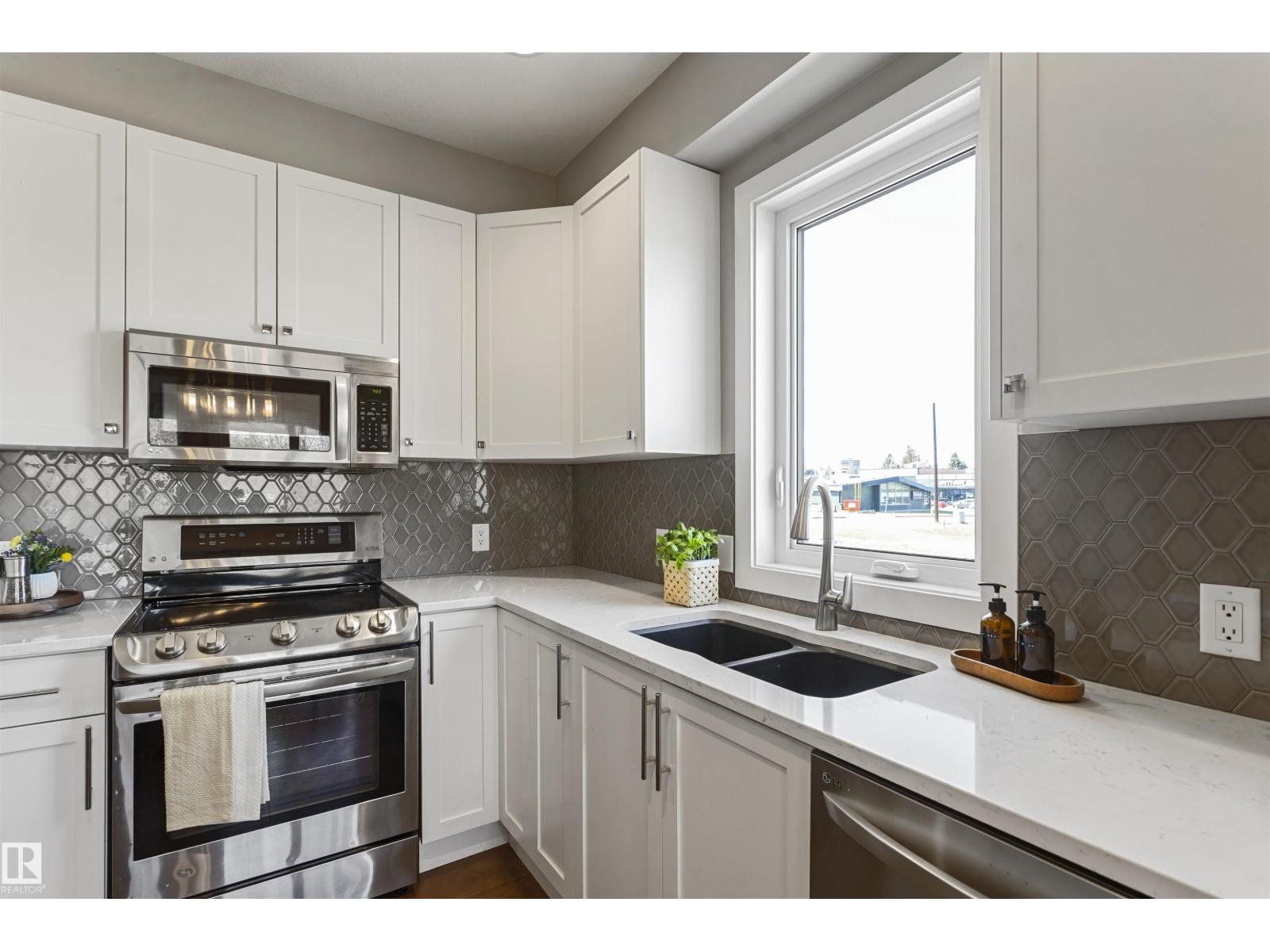 8103A 95A ST NW, Edmonton