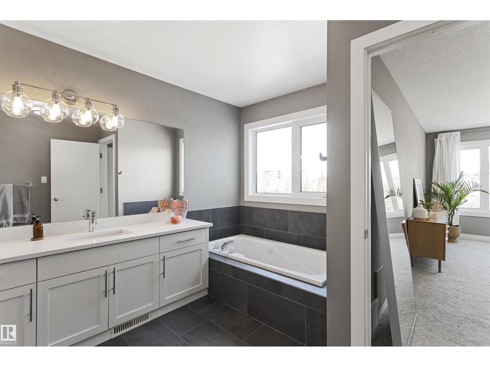 8103A 95A ST NW, Edmonton