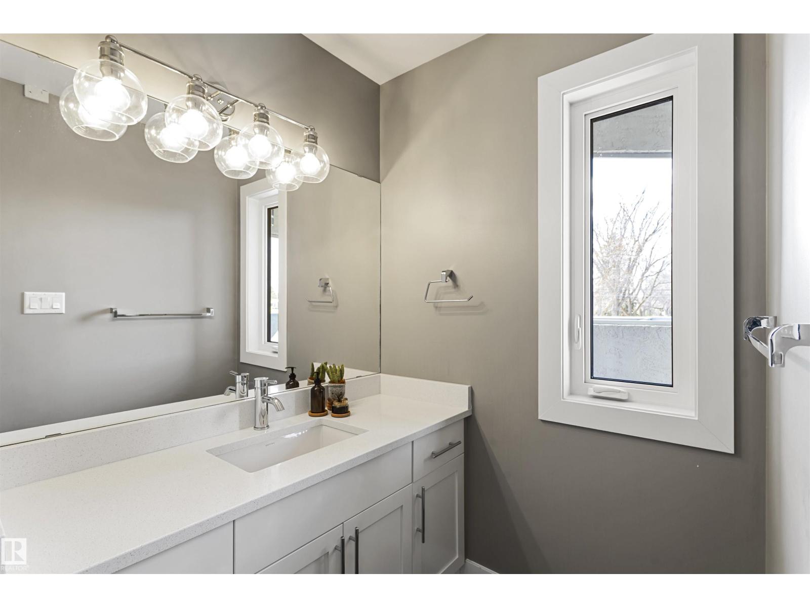 8103A 95A ST NW, Edmonton