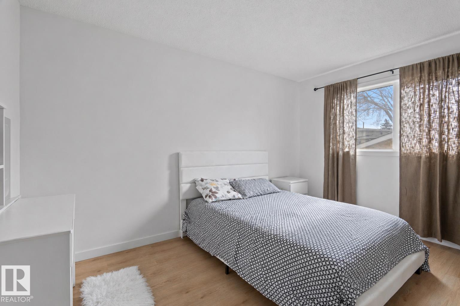 1566 lakewood road W NW, Edmonton