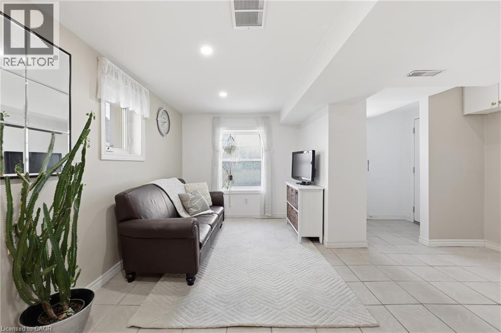 20 PEEL Street S - 21