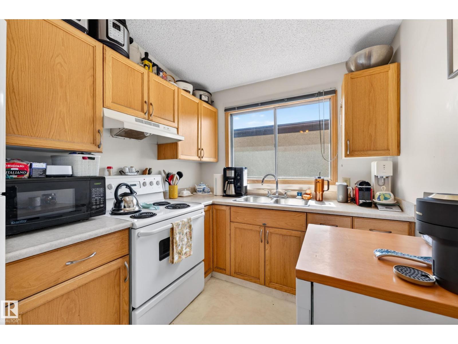 6027 6029 105 ST NW, Edmonton