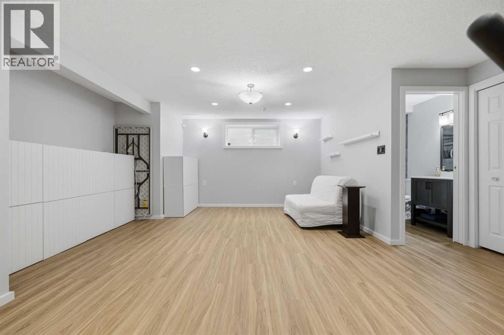 1198 Kingston Crescent SE — photo 32