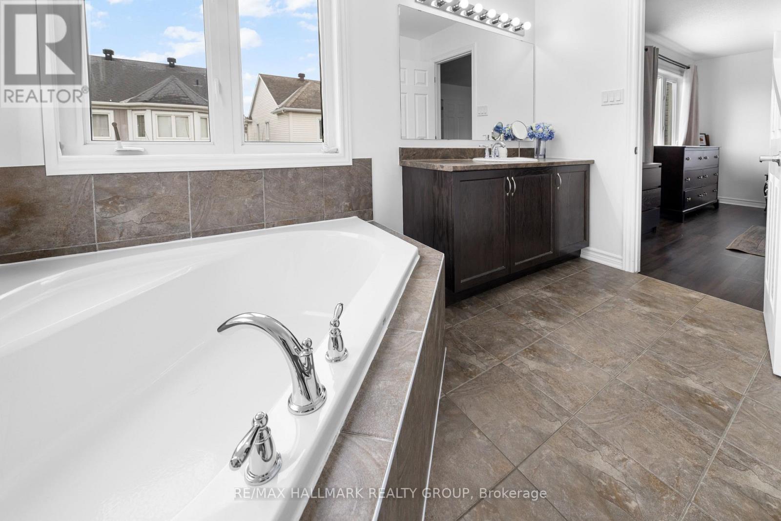 529 DUNDONALD DRIVE - 23