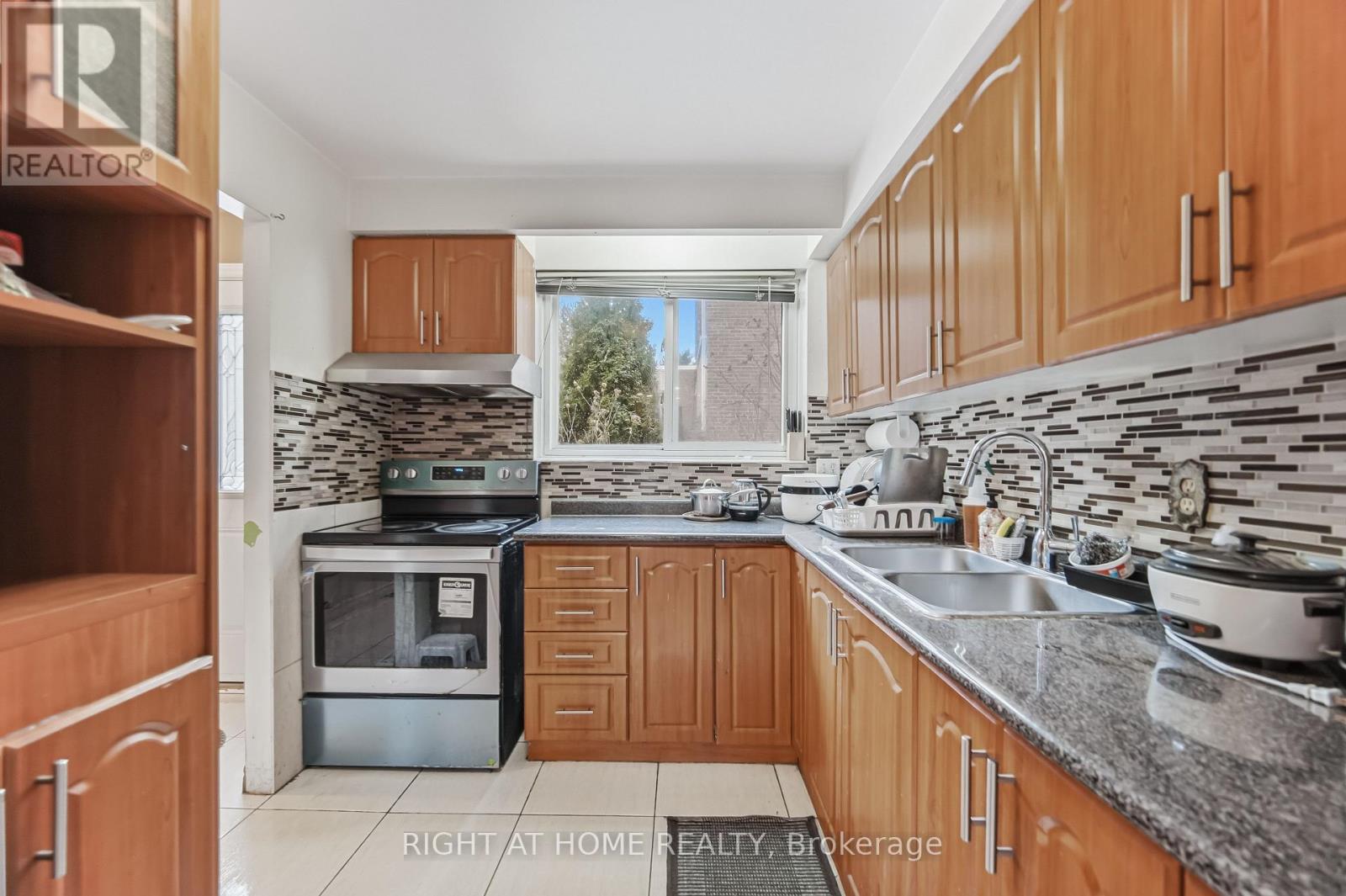 #4 415 SILVERSTONE DRIVE - 11