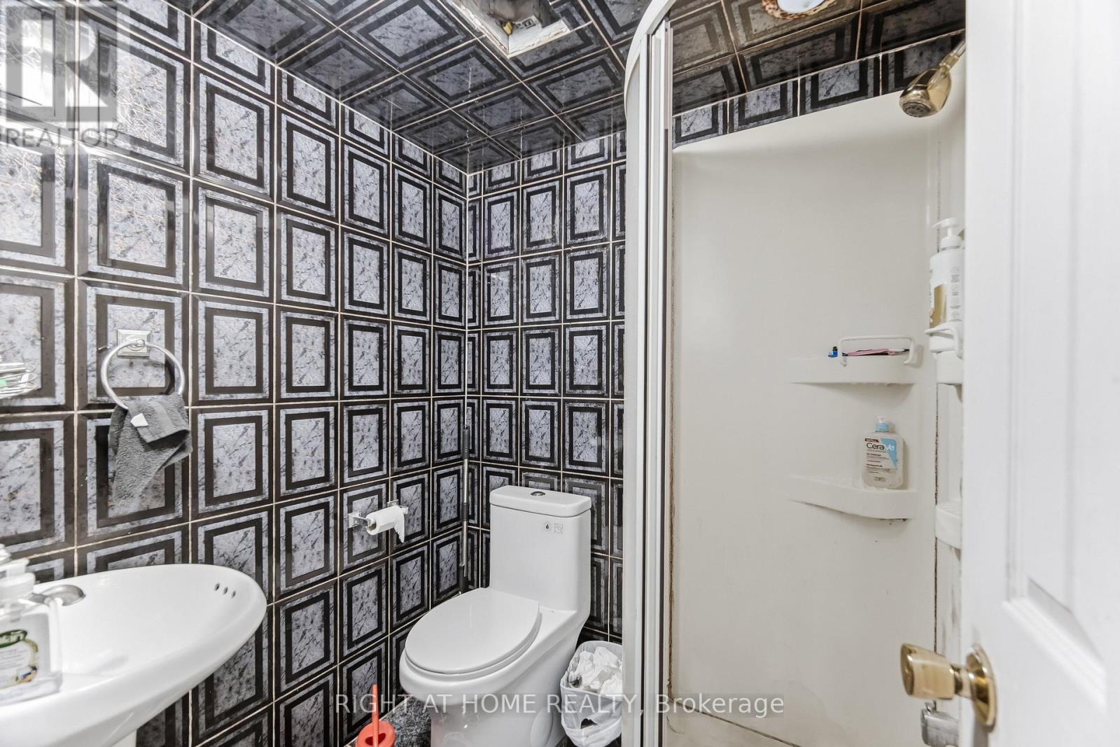 #4 415 SILVERSTONE DRIVE - 26