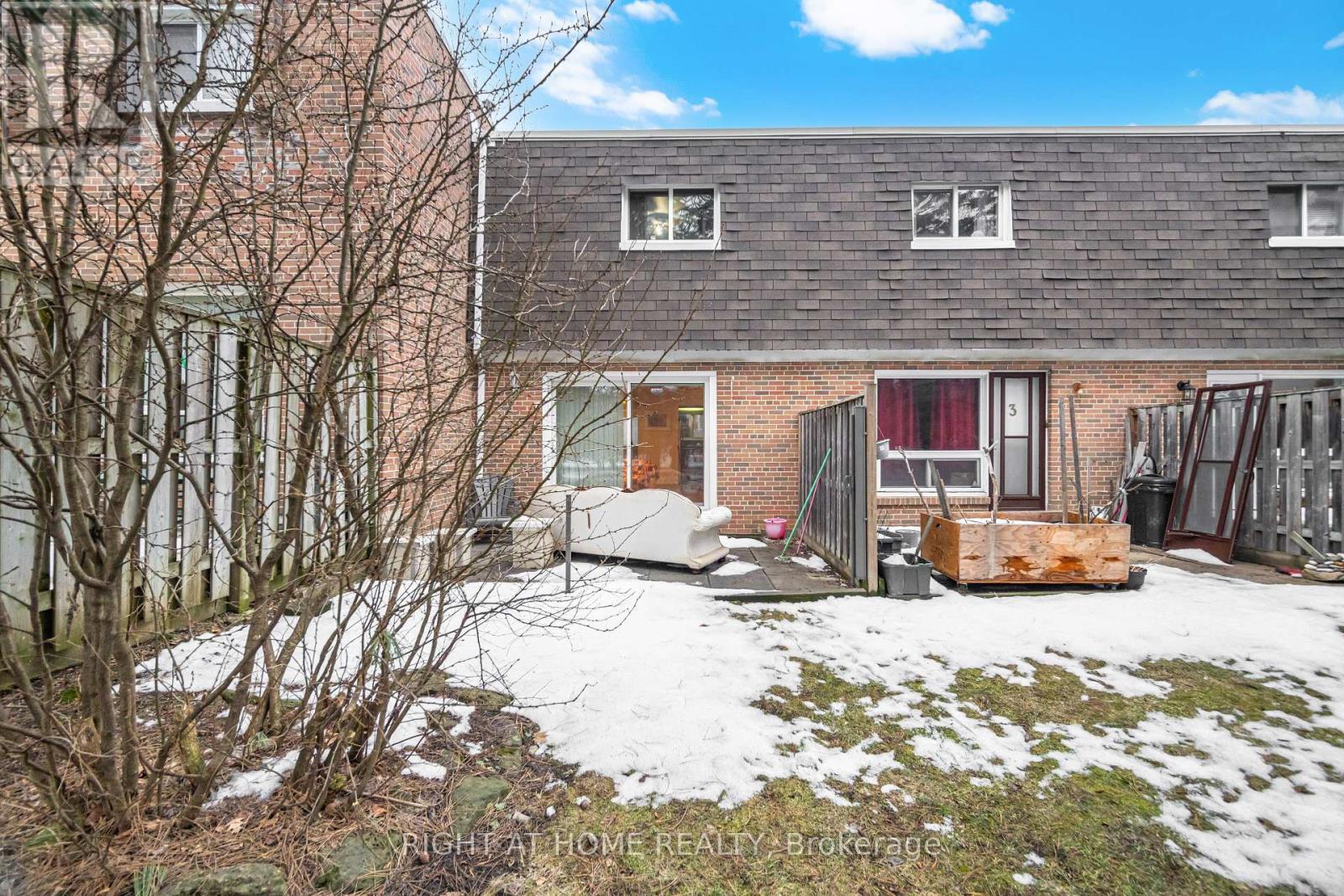 #4 415 SILVERSTONE DRIVE - 27