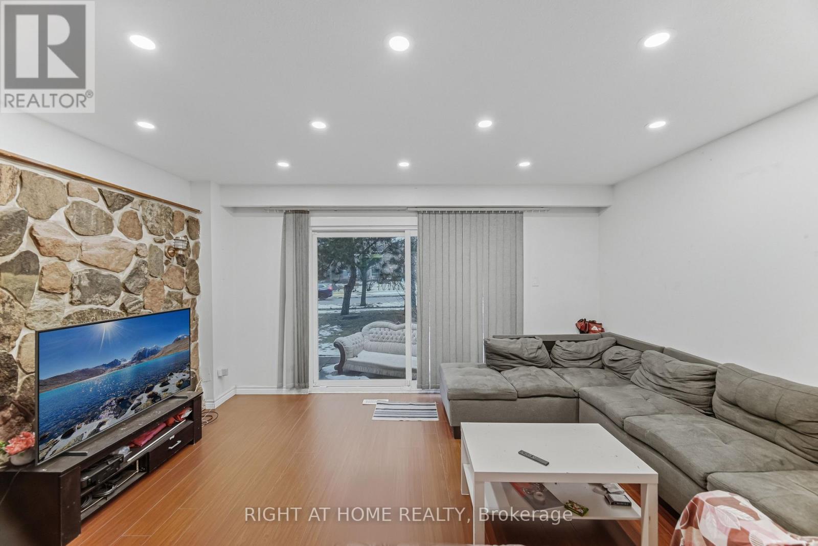 #4 415 SILVERSTONE DRIVE - 4
