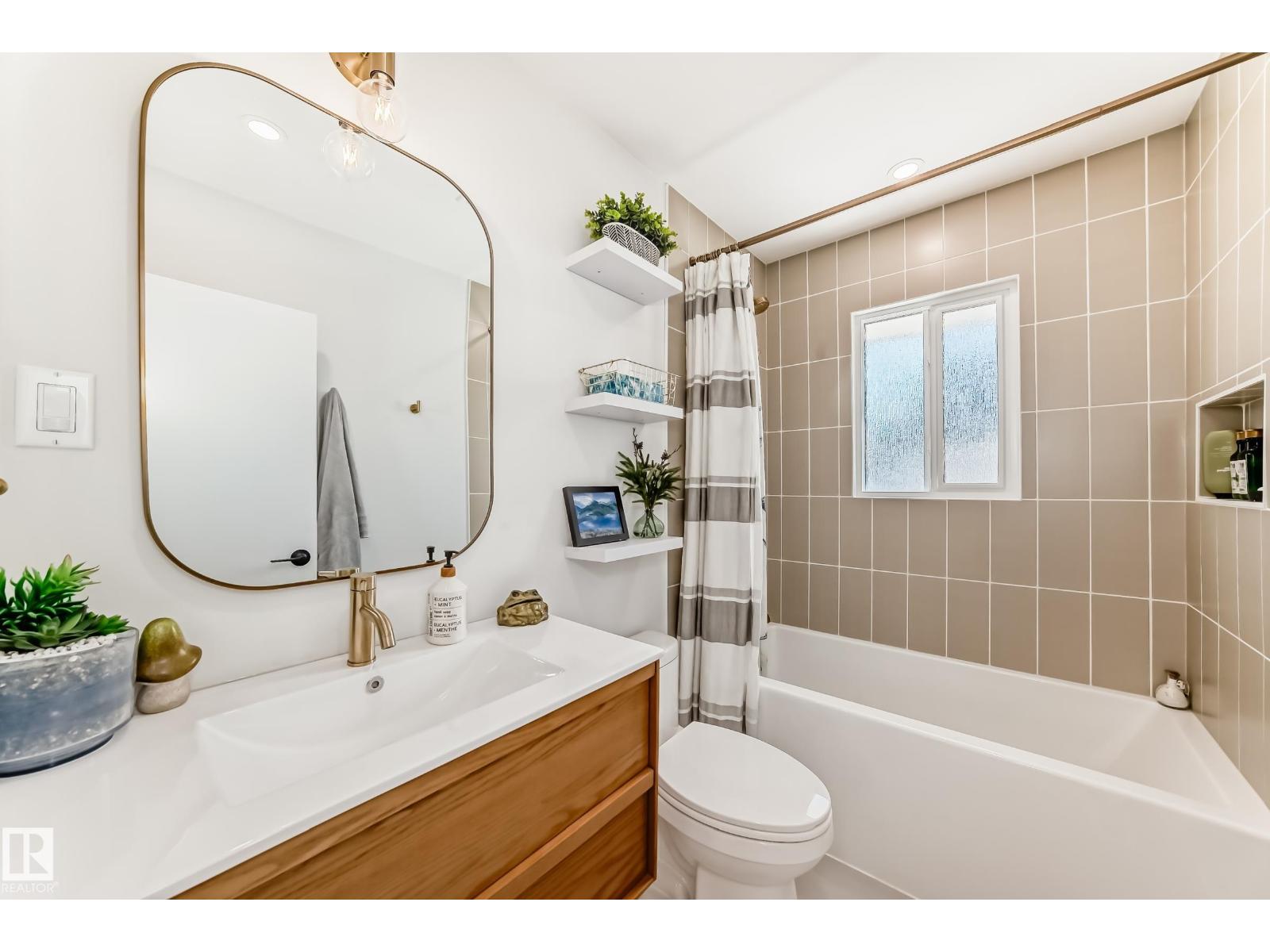 9323 70 AV NW, Edmonton