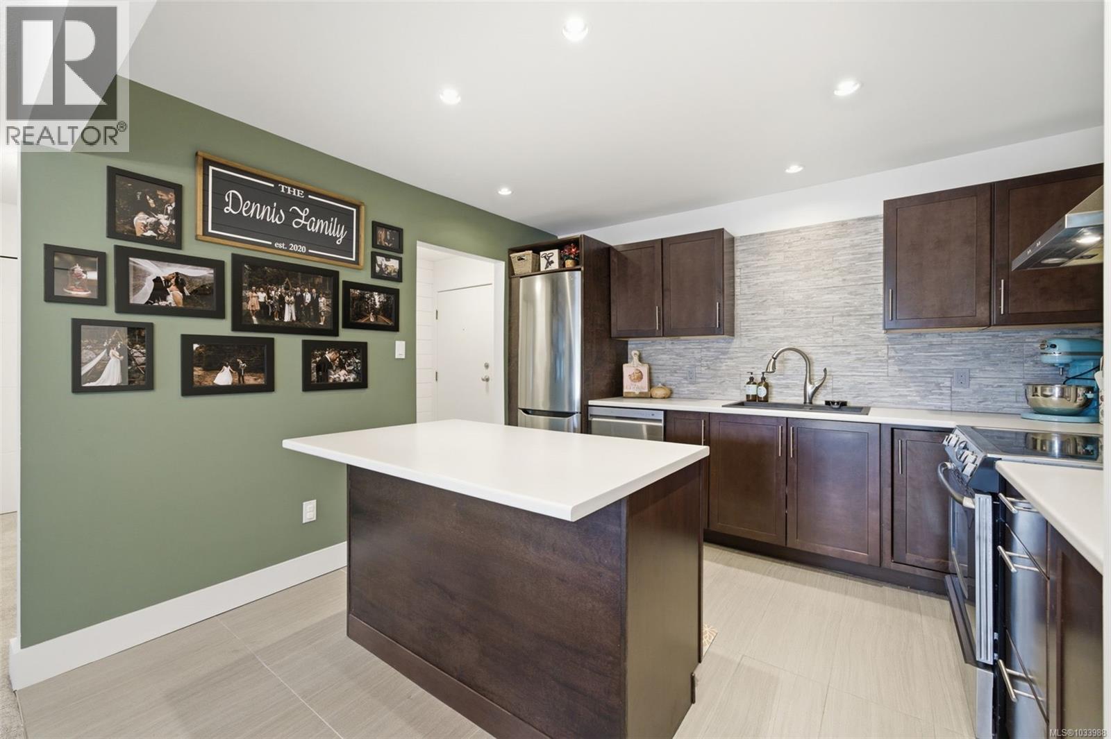 401 3252 Glasgow Avenue, Saanich
