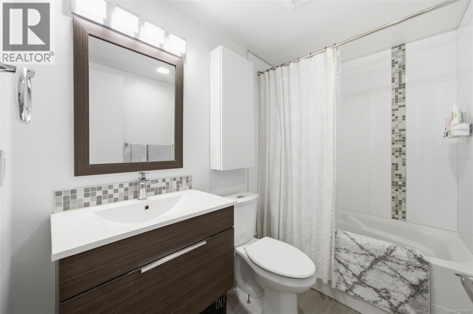 401 3252 Glasgow Avenue, Saanich