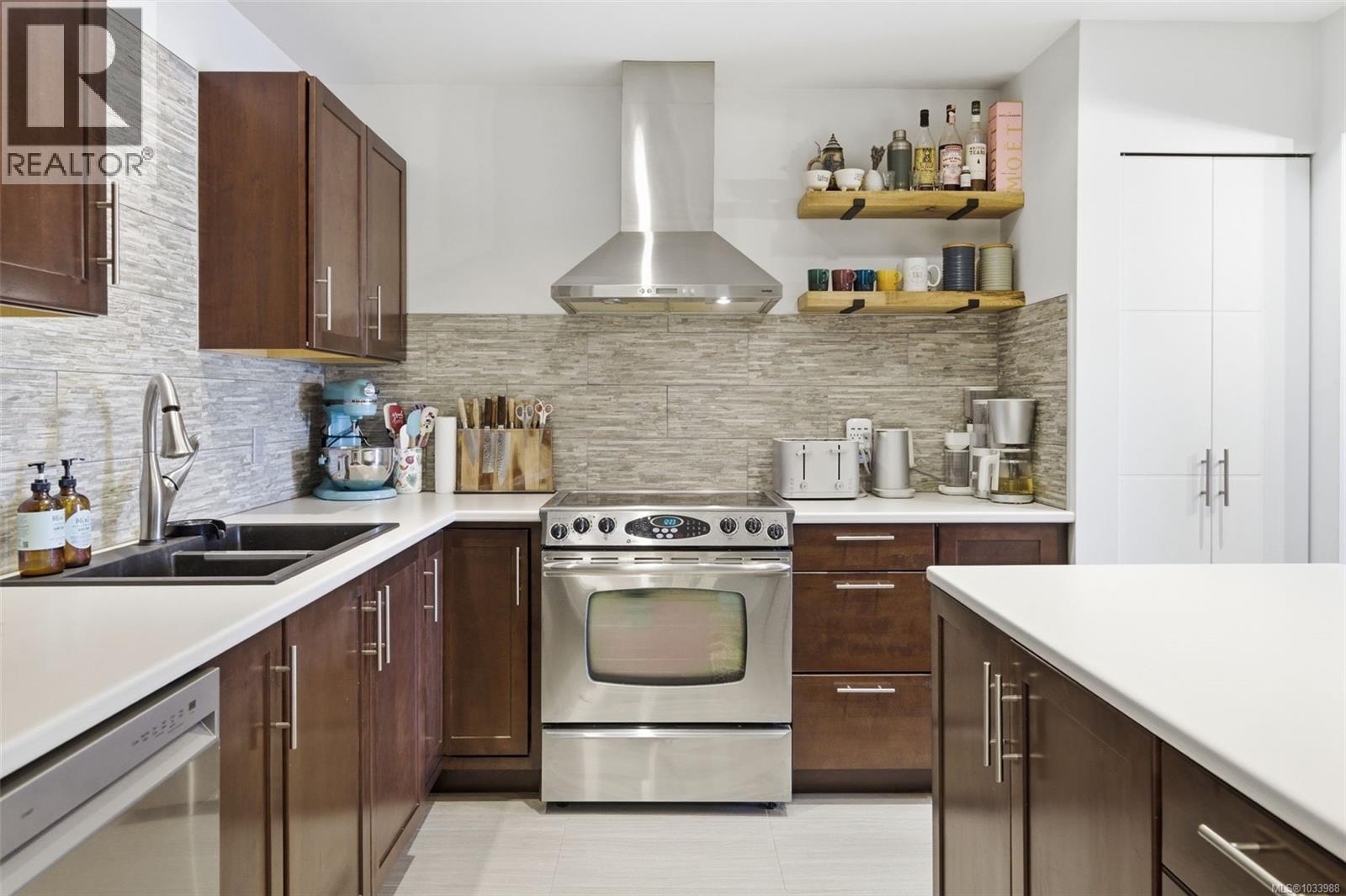 401 3252 Glasgow Avenue, Saanich