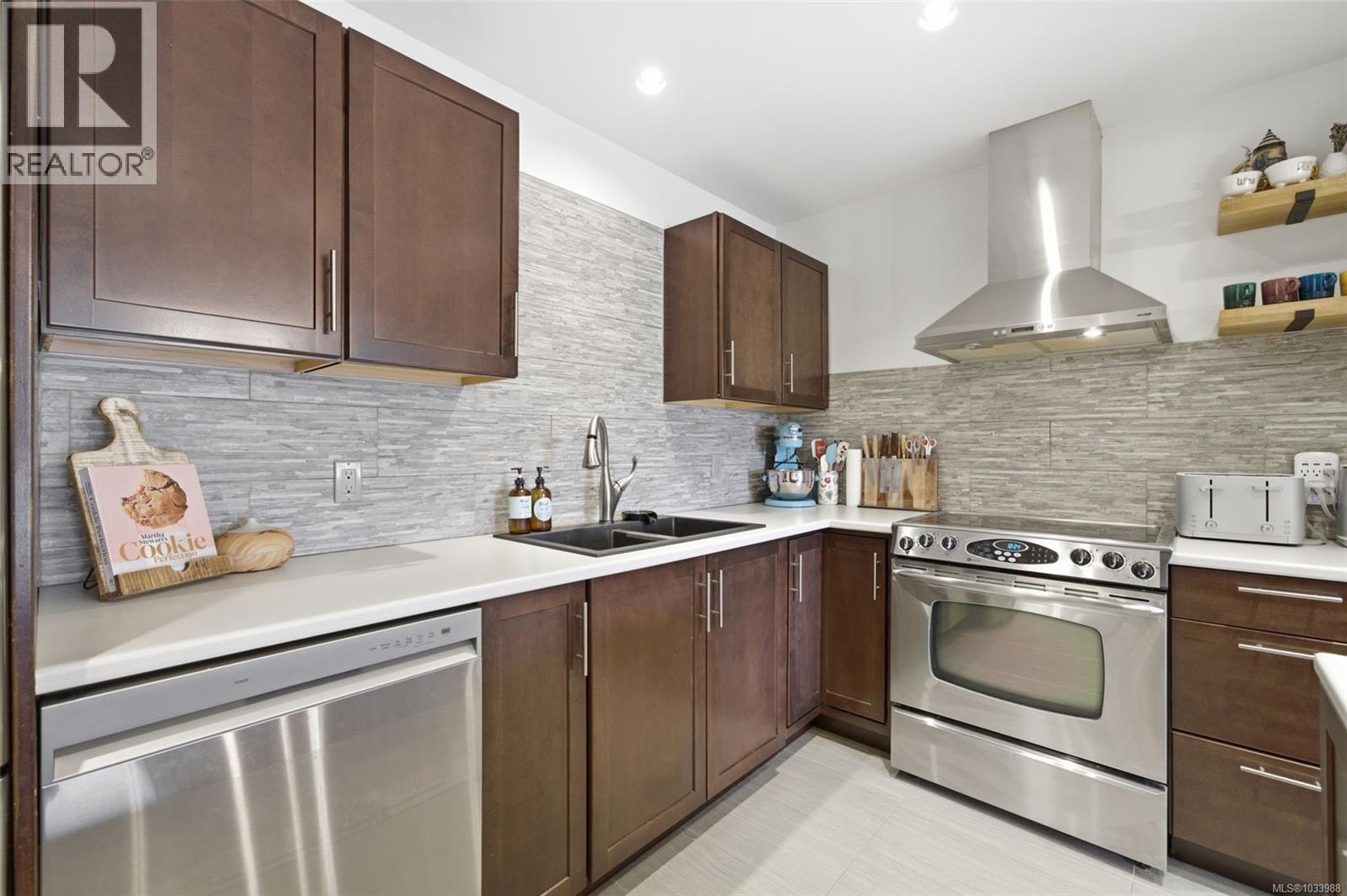 401 3252 Glasgow Avenue, Saanich