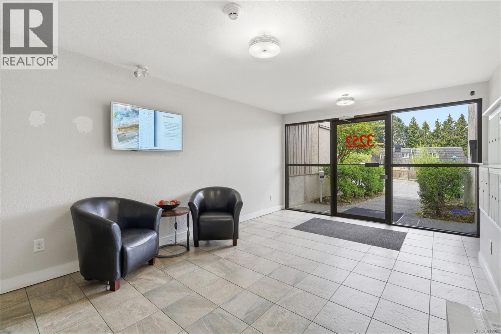 401 3252 Glasgow Avenue, Saanich
