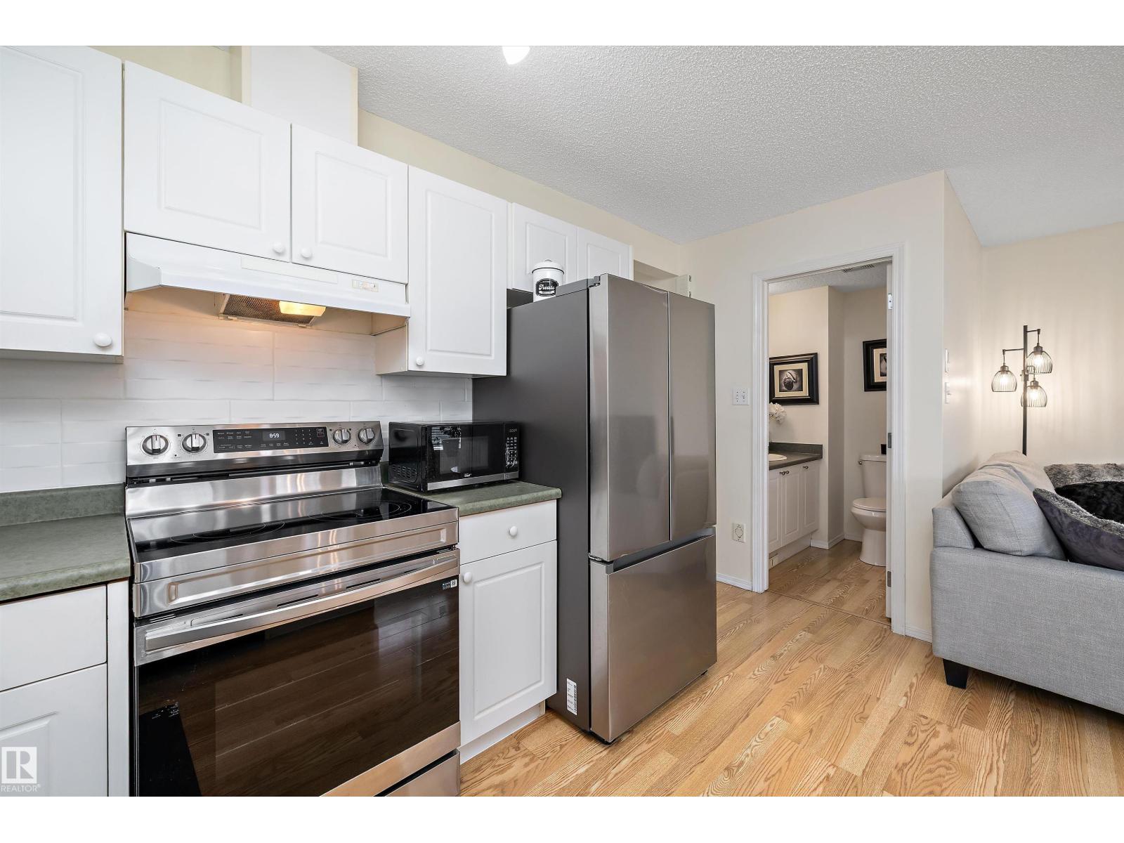 #21 2004 GRANTHAM CO NW, Edmonton