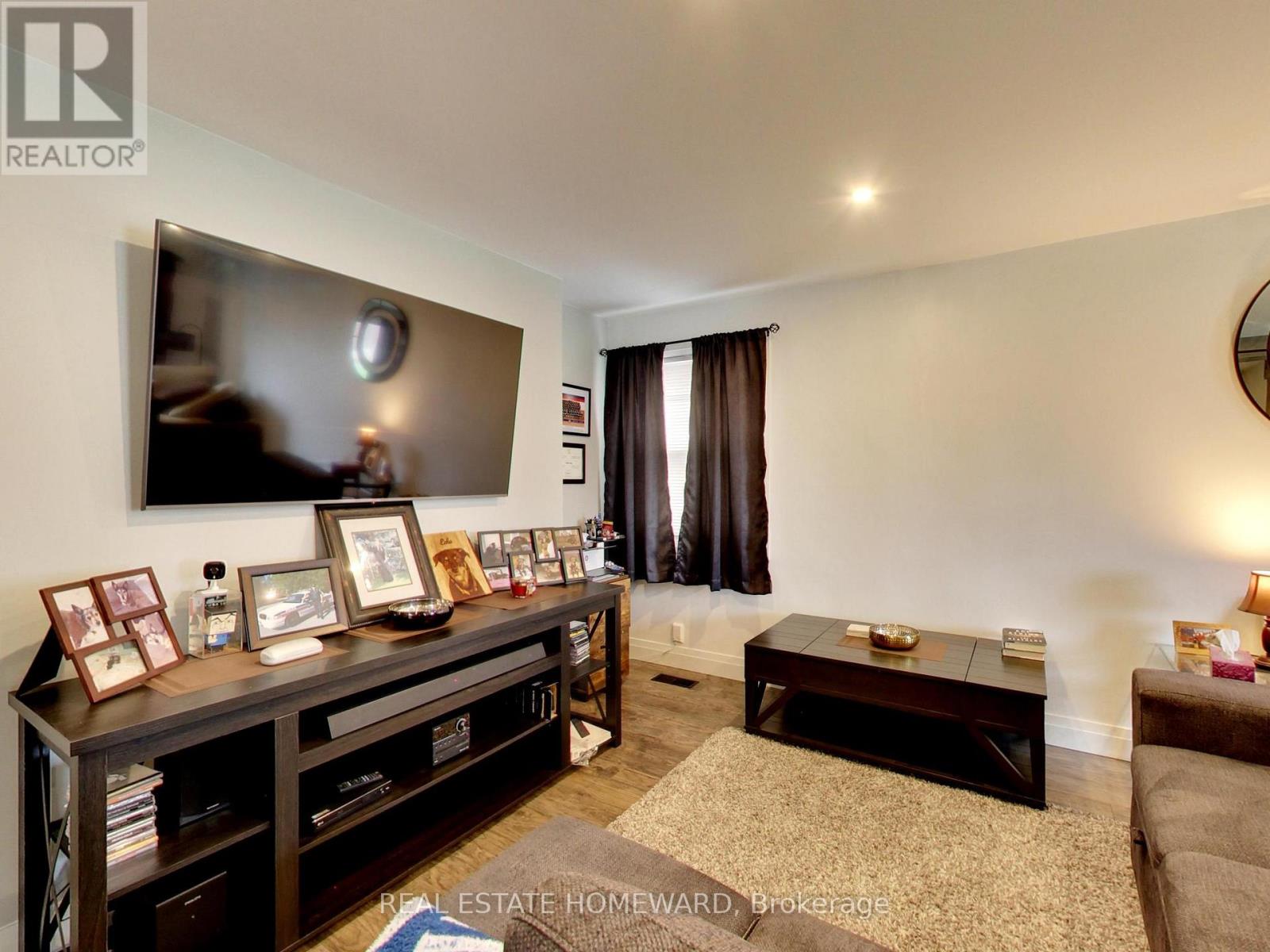 102 CENTRAL PARK BOULEVARD N - 20