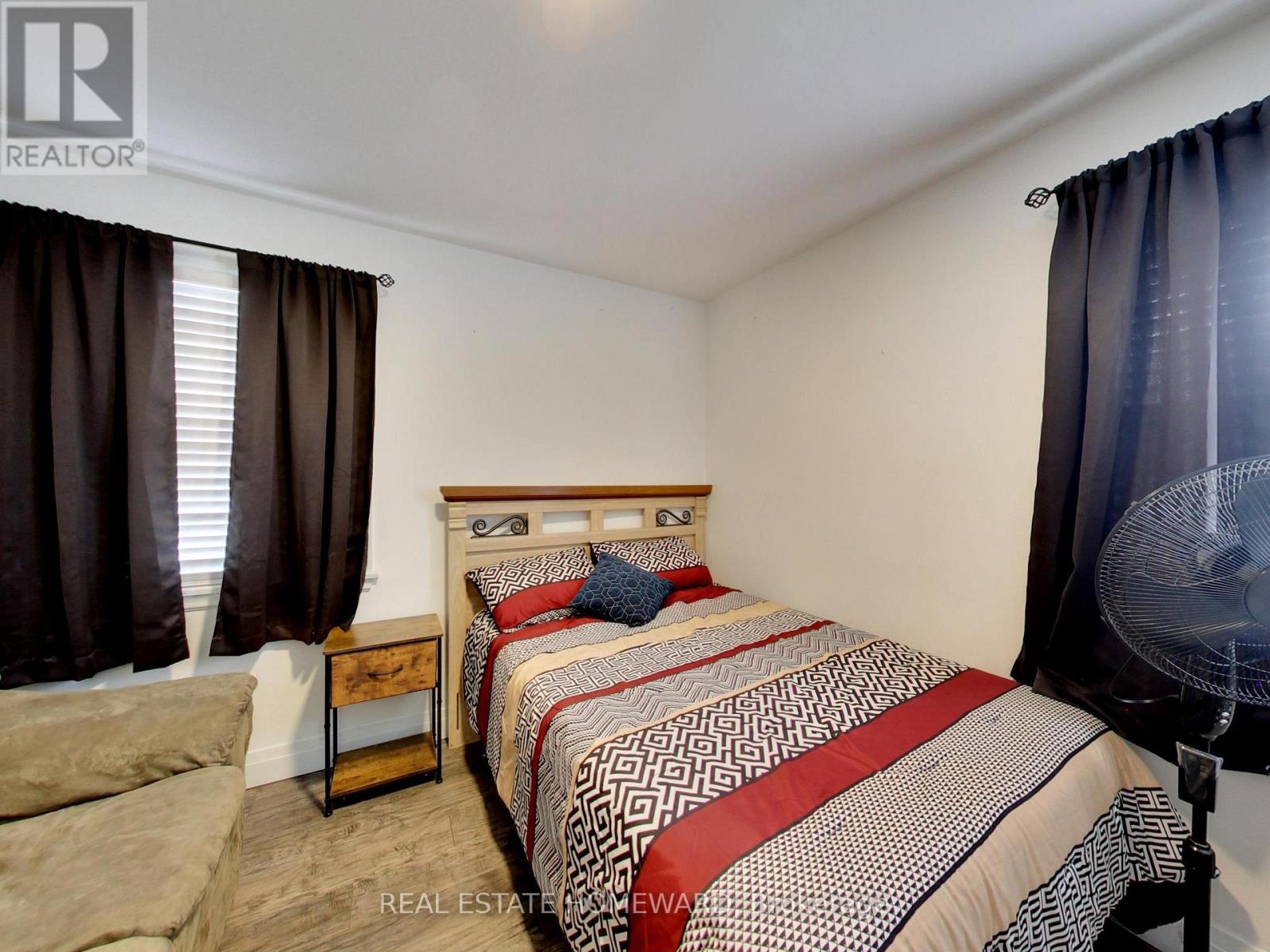102 CENTRAL PARK BOULEVARD N - 27