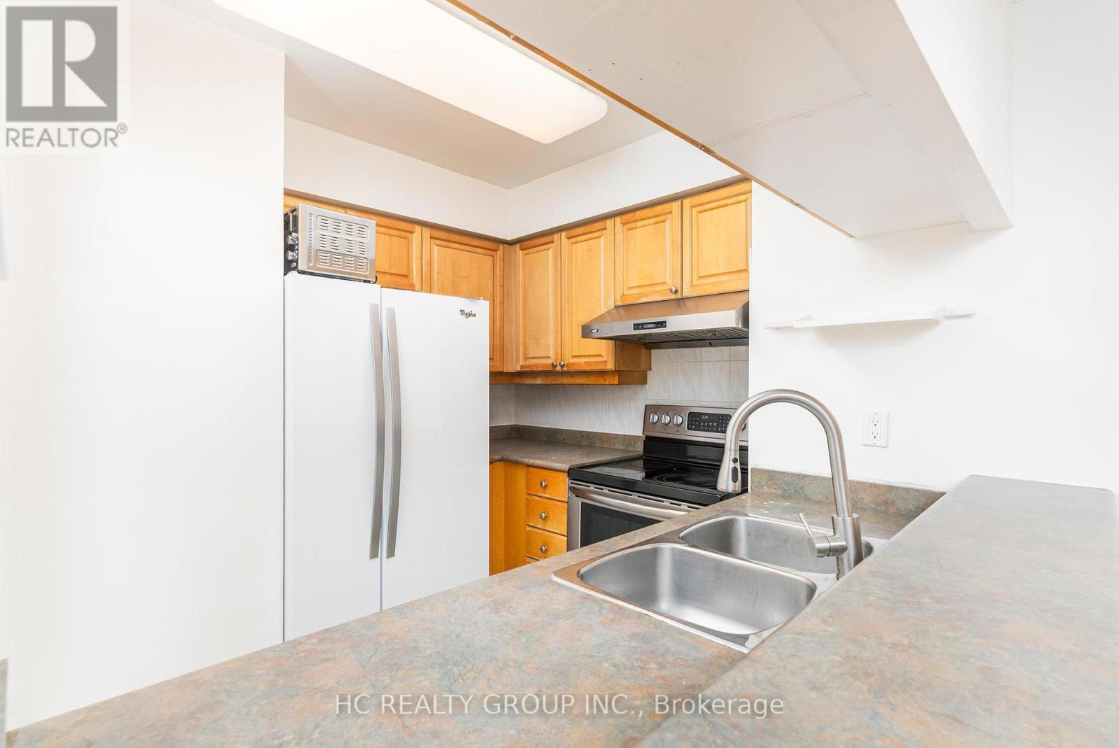 1008 - 18 SOMMERSET WAY — photo 9