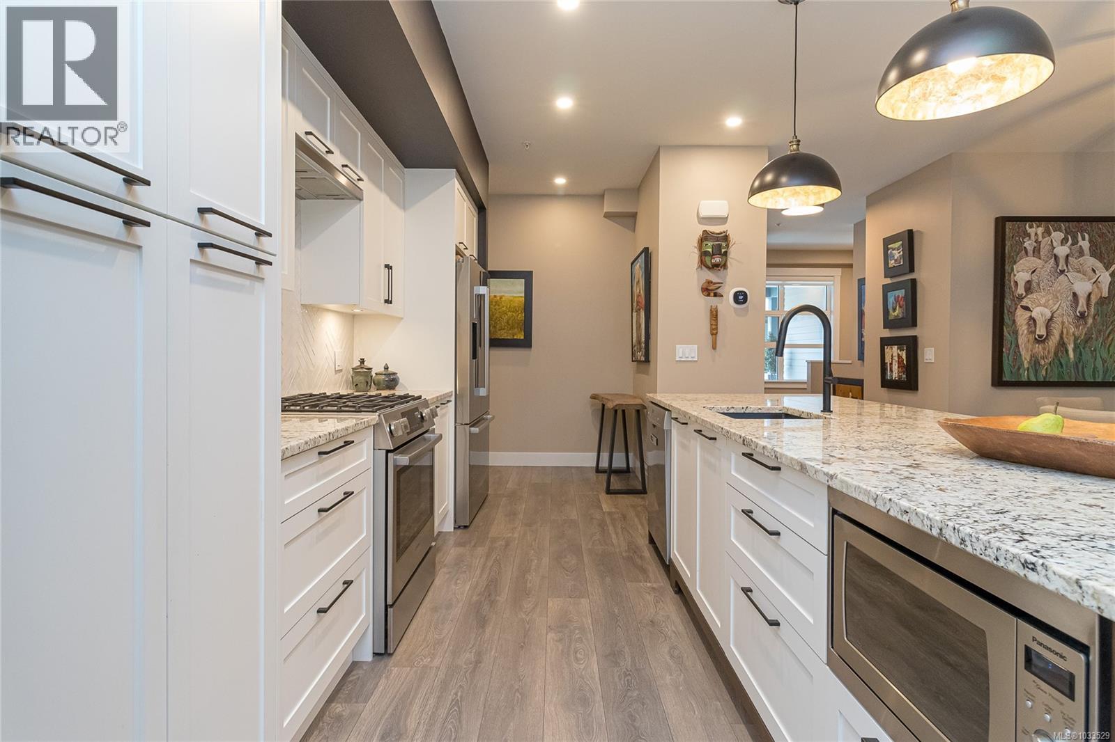 #104 467 Royal Bay Dr - 12
