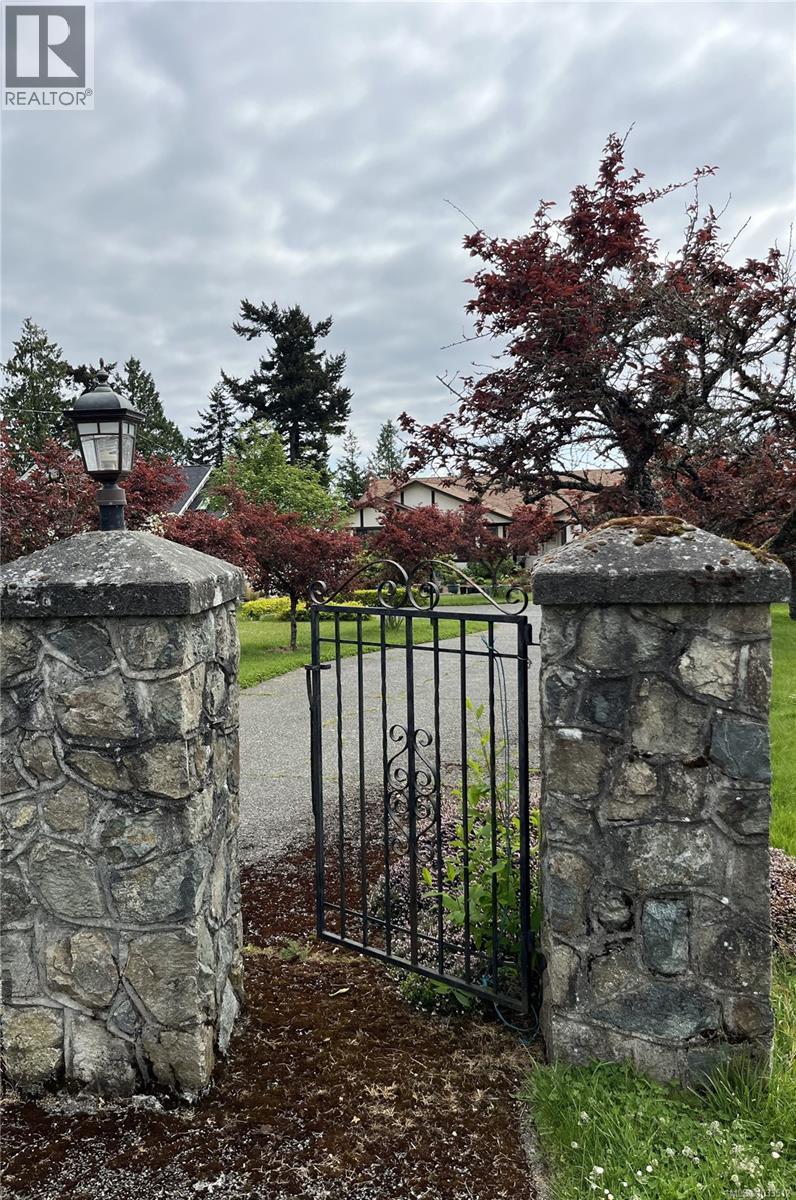 8877 Lochside Dr - 10