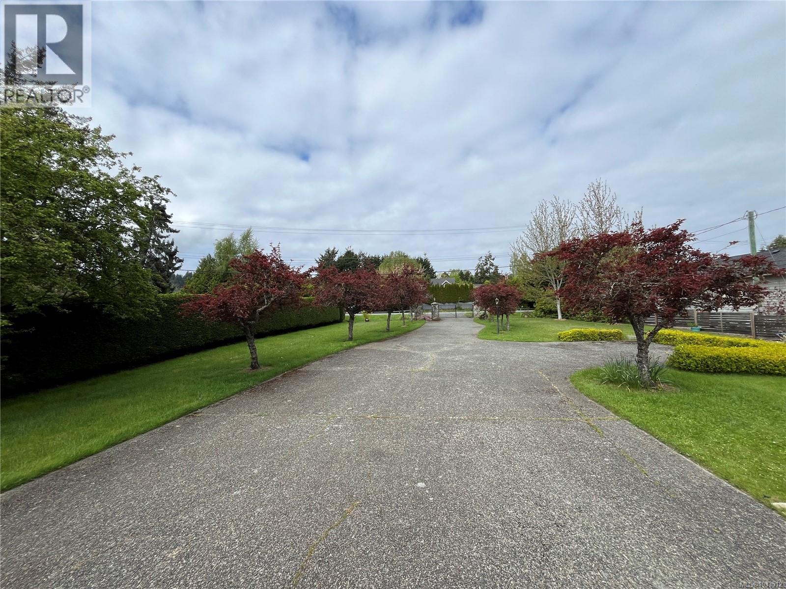  8877 Lochside Drive, North Saanich