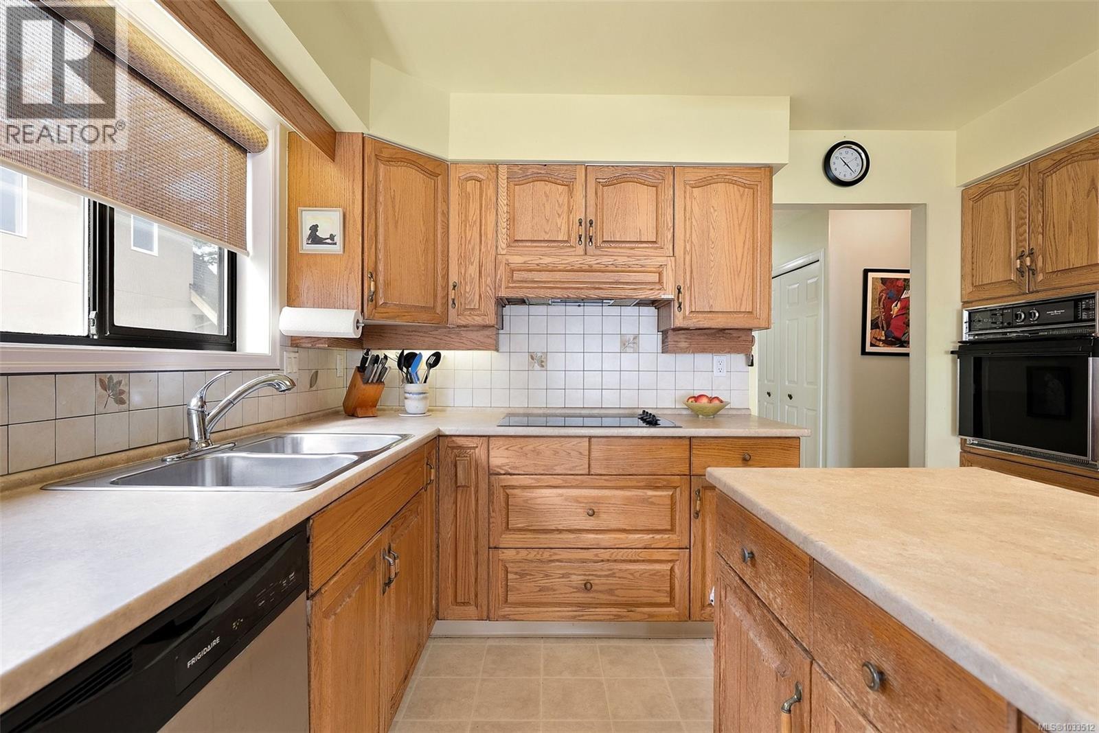 8877 Lochside Dr - 40