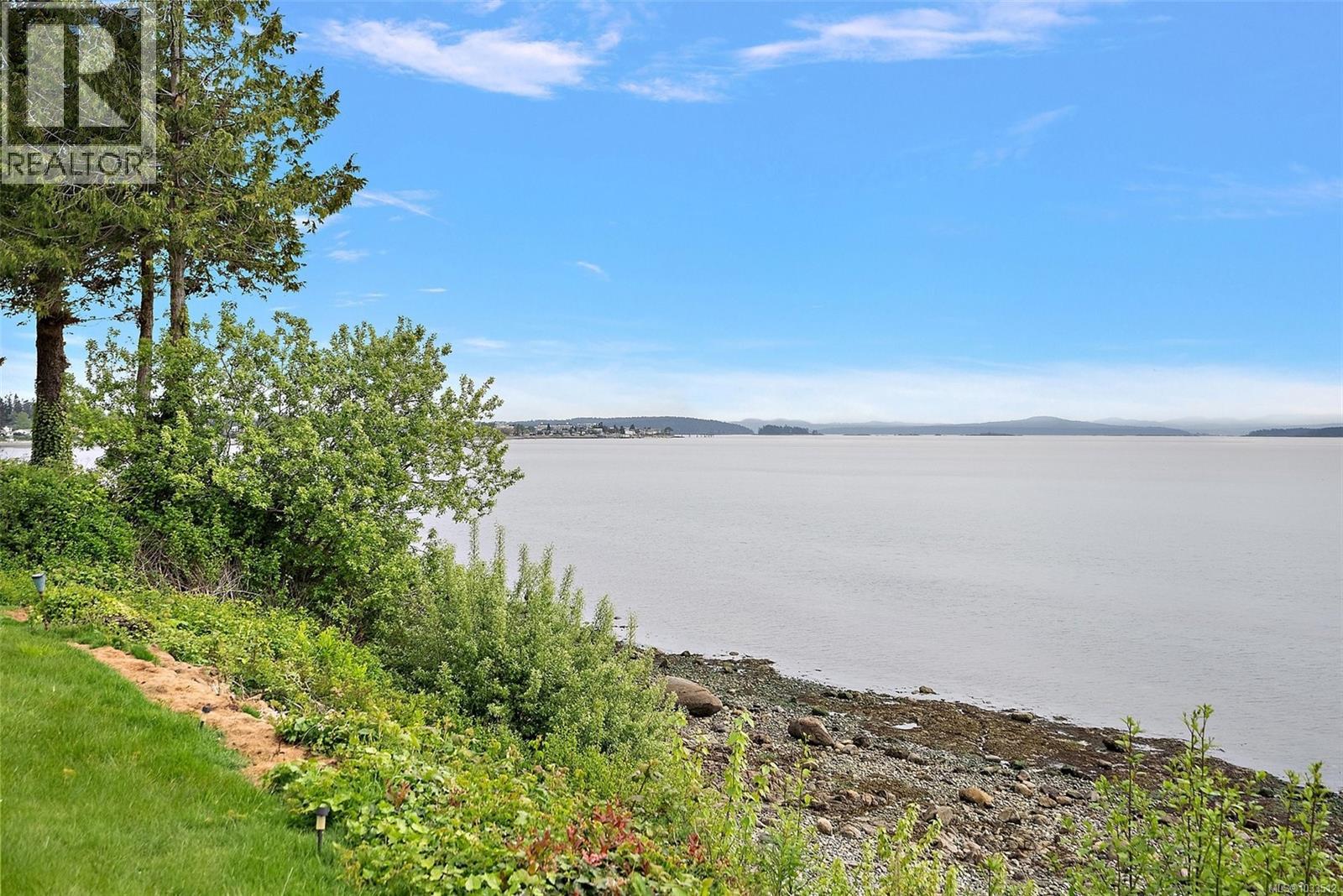  8877 Lochside Drive, North Saanich