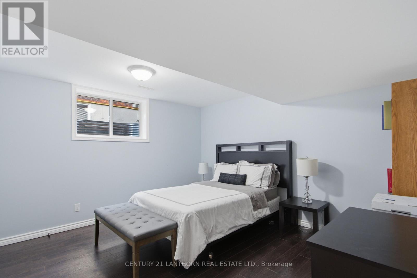35 GALE CRESCENT - 32