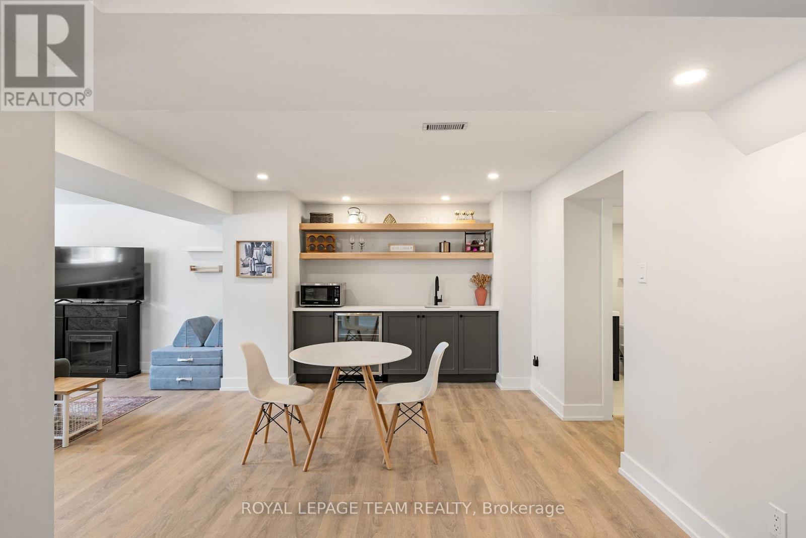 98 RALPH ERFLE WAY - 33