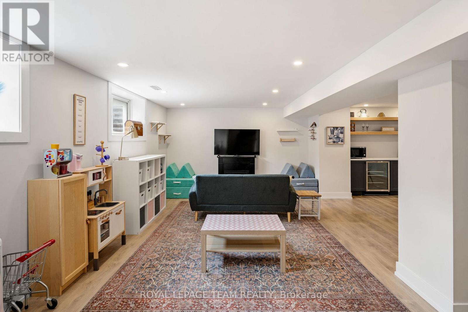 98 RALPH ERFLE WAY - 34