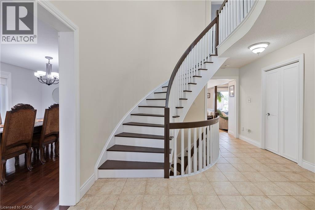 10 VEGA Crescent, Stoney Creek, Ontario, L8E4S7 — Photo 3