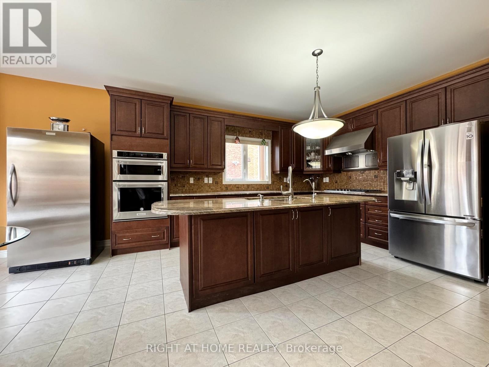 29 LYNNVALLEY CRESCENT - 3