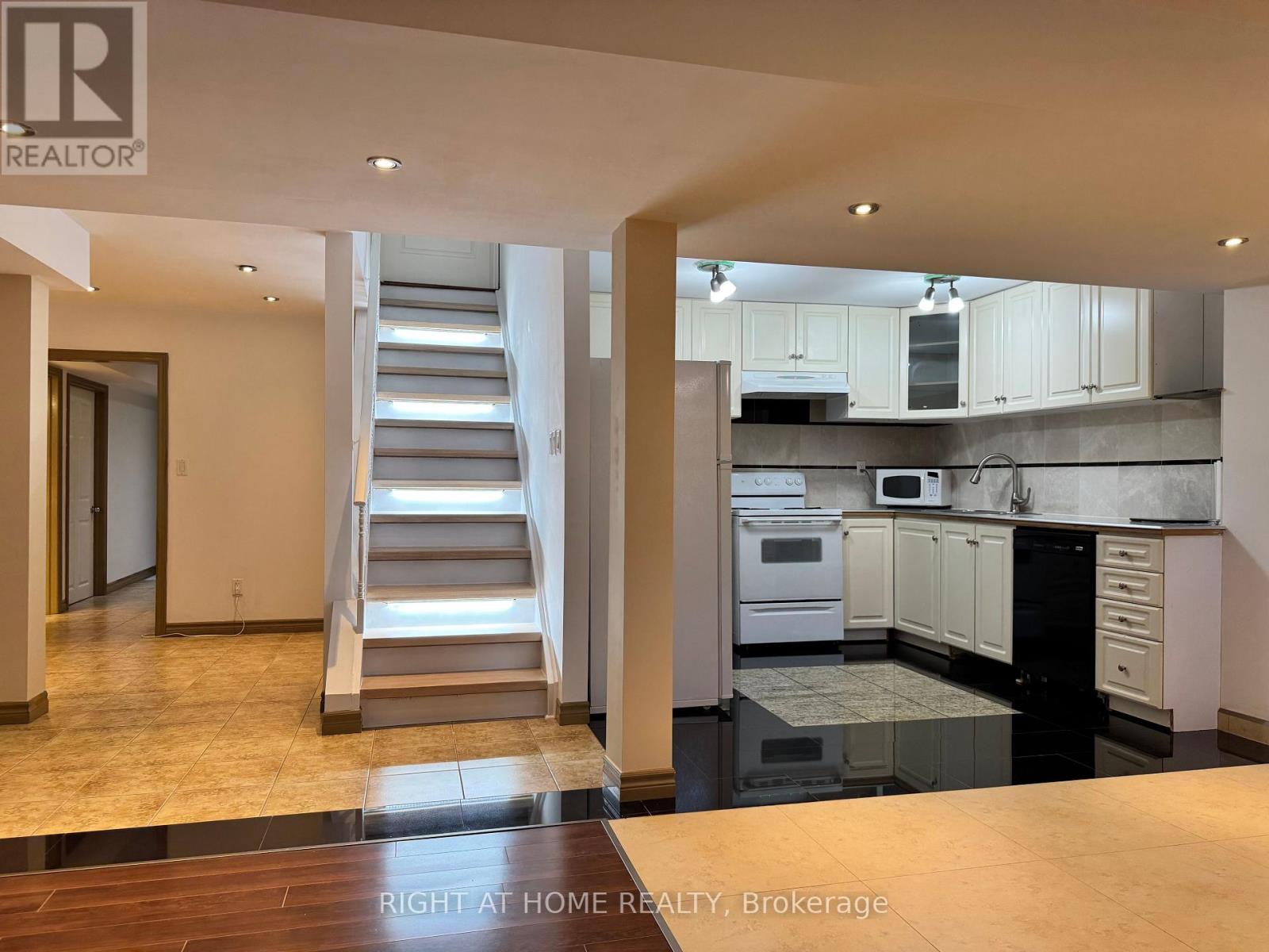29 LYNNVALLEY CRESCENT - 32