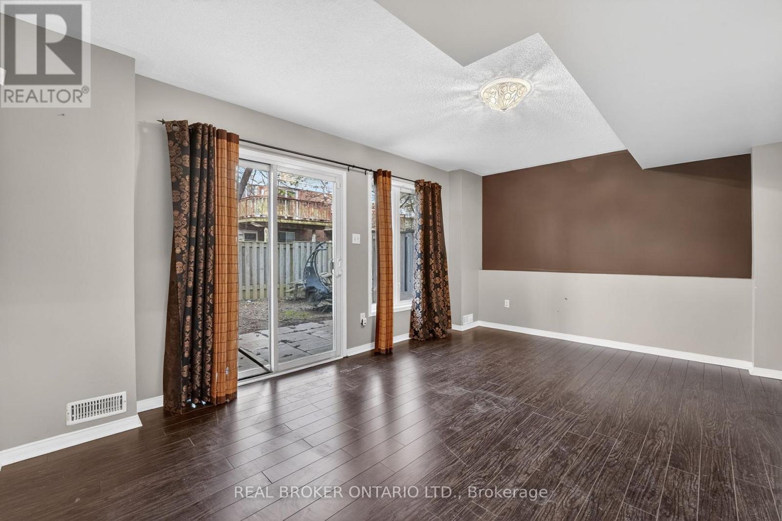 #8 5985 CREDITVIEW ROAD - 37