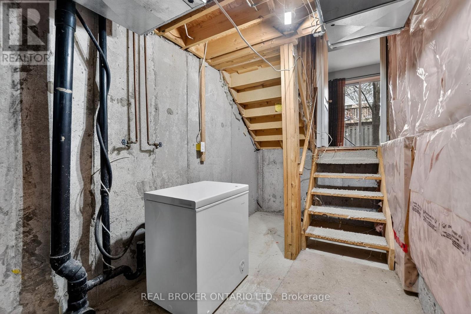 #8 5985 CREDITVIEW ROAD - 41