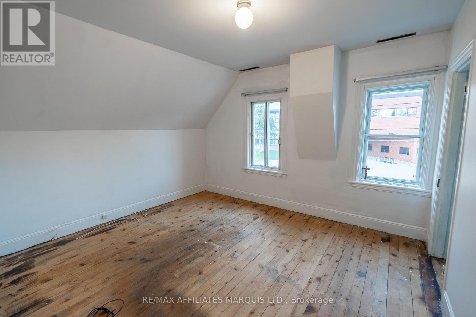 426 SYDNEY STREET — photo 10