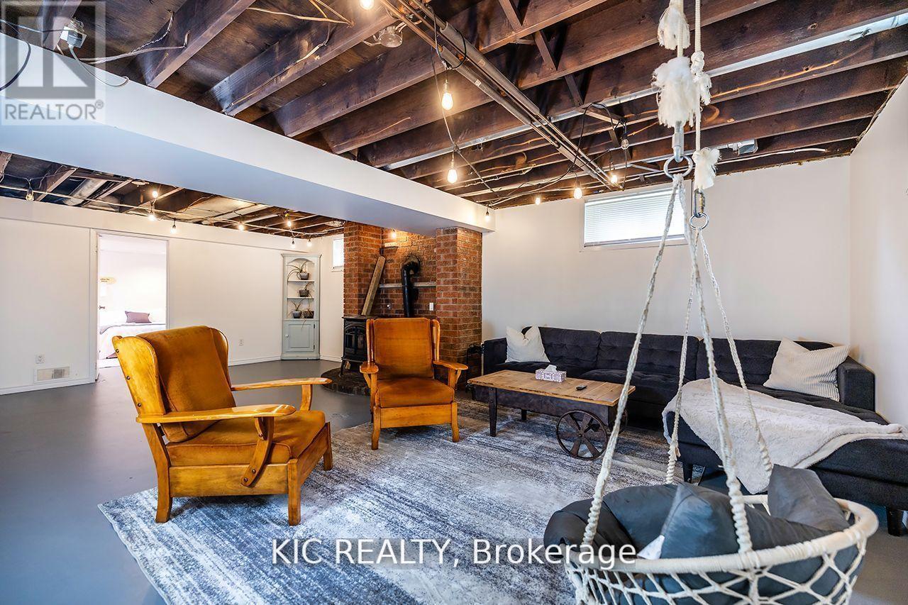 6 SUMCOT DRIVE - 33