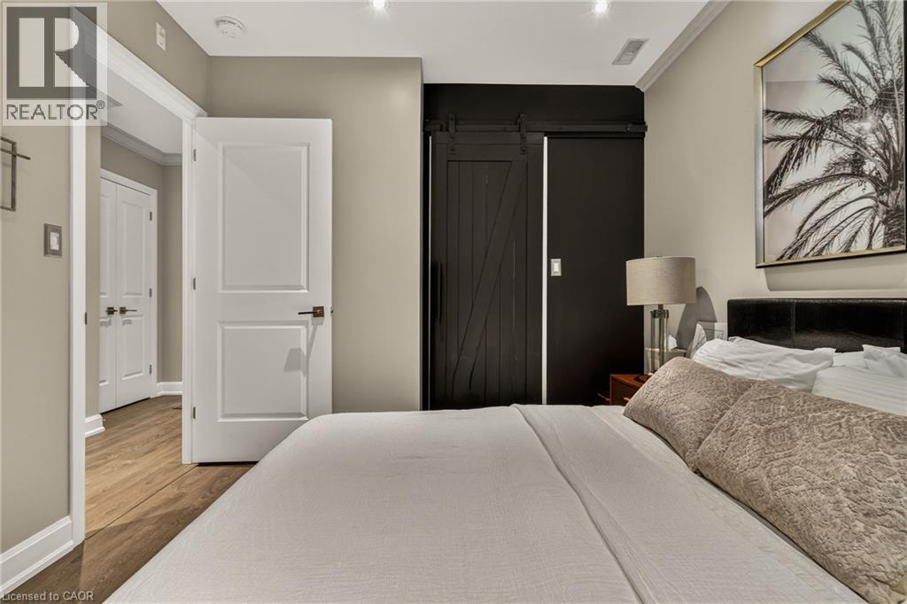 #207 2 KING Street W - 37