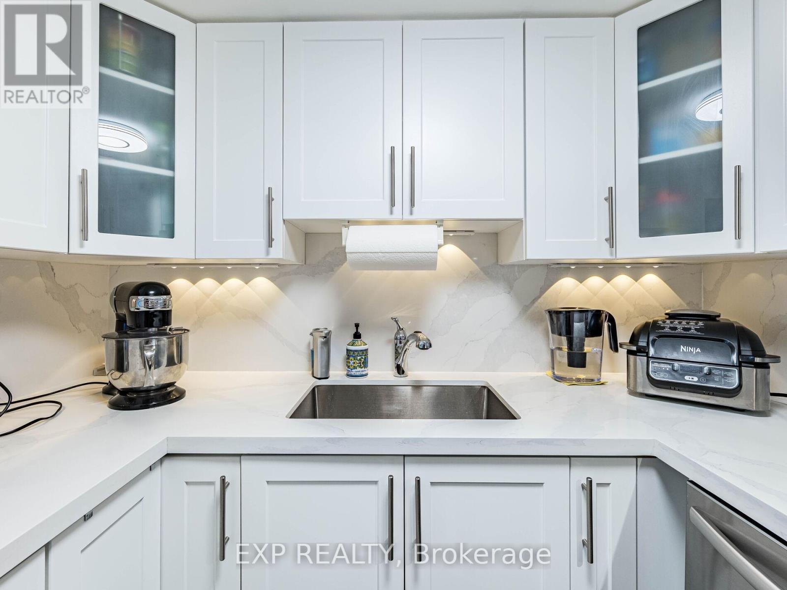 #907 25 AGNES STREET - 26