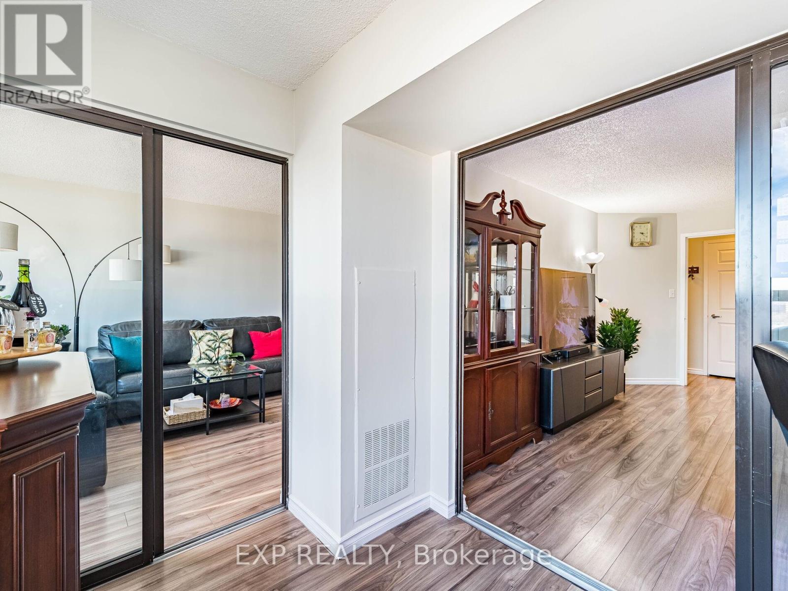 #907 25 AGNES STREET - 31