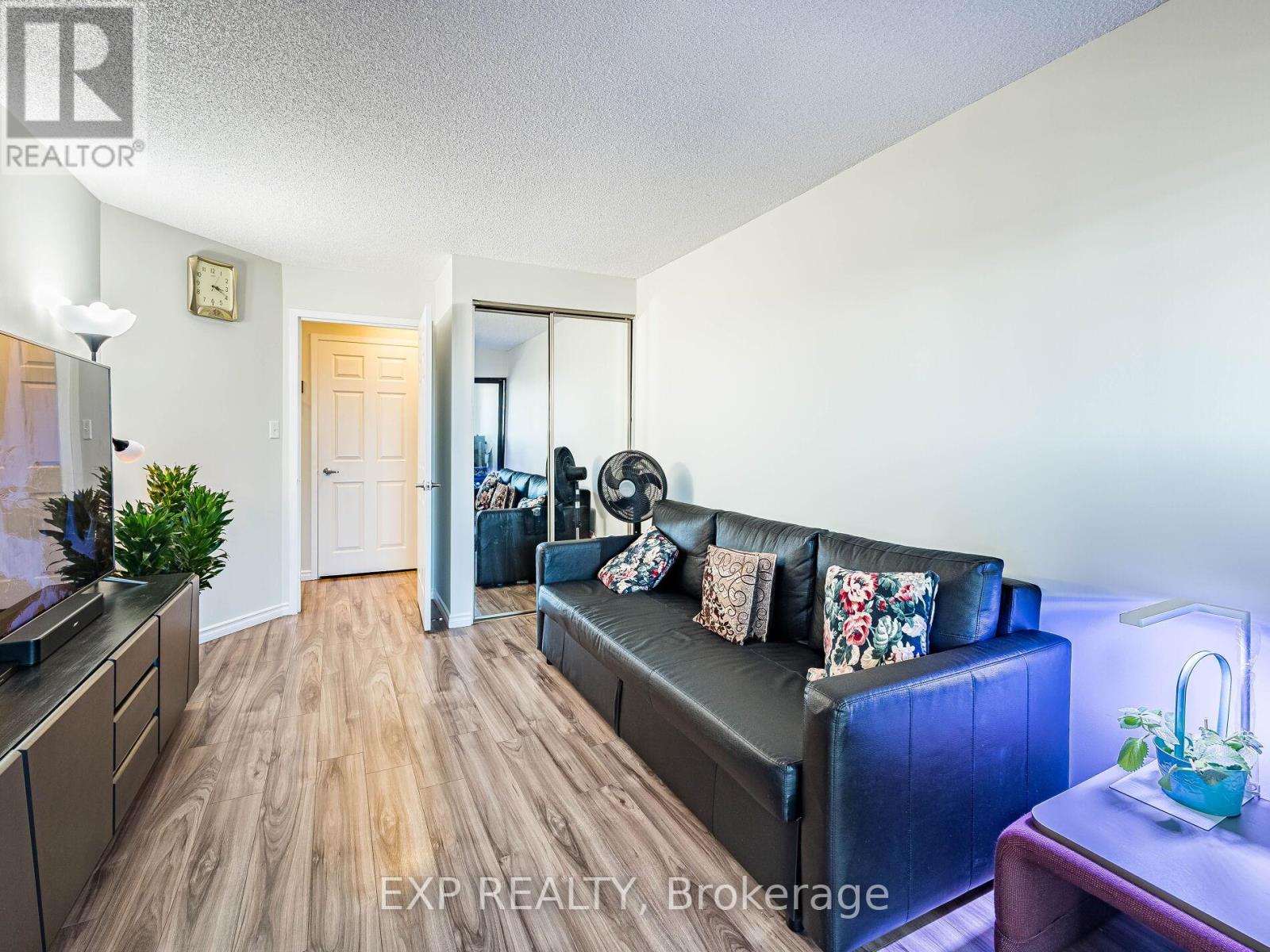#907 25 AGNES STREET - 34