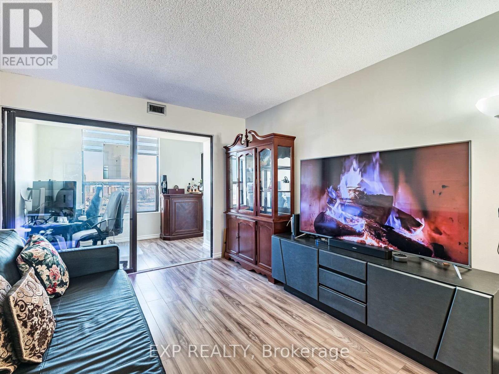 #907 25 AGNES STREET - 35
