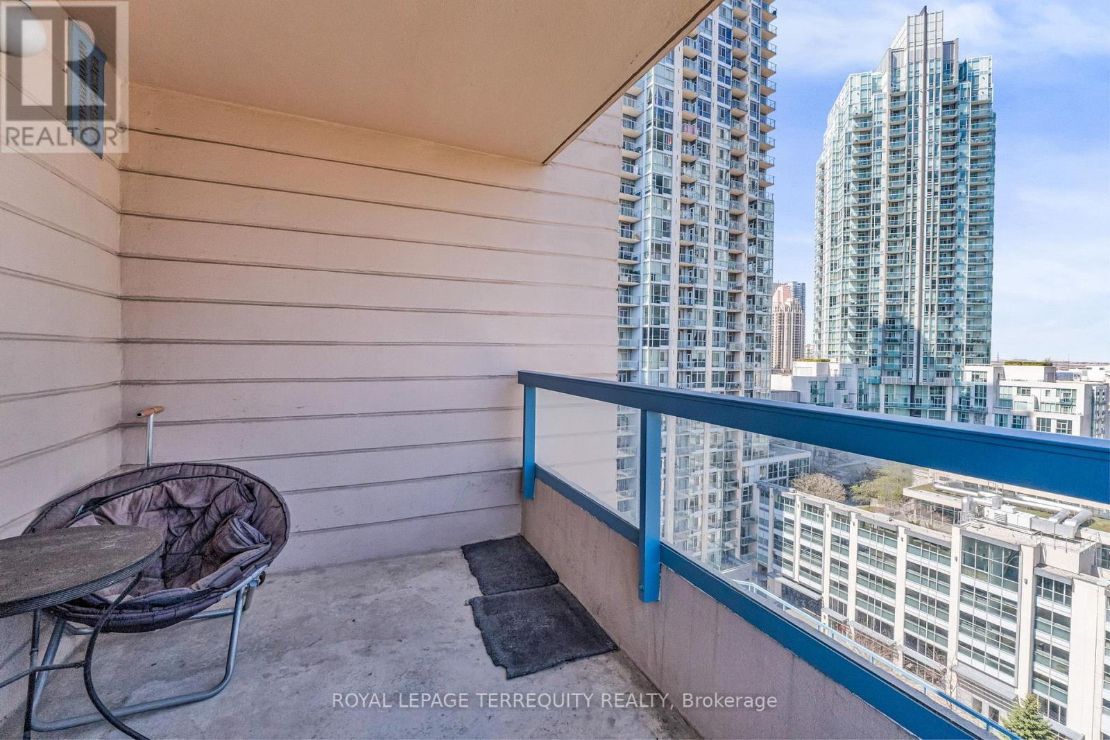 #1512 250 WEBB DRIVE - 28