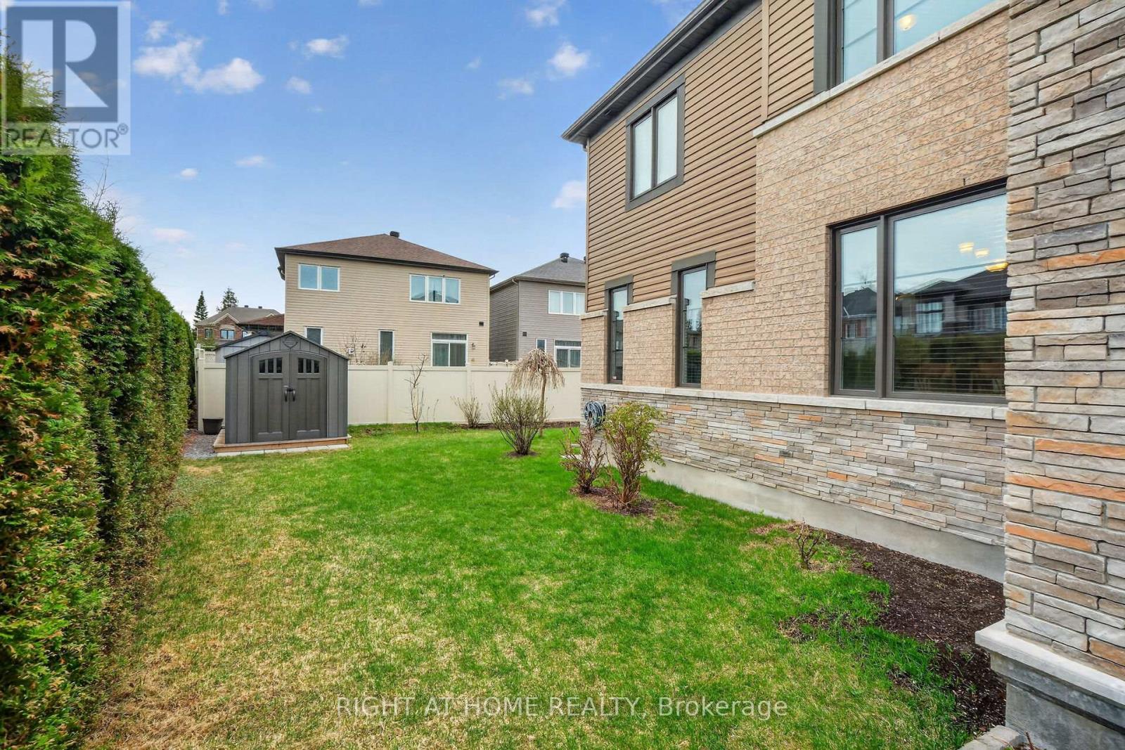 44 HAWKS LANDING CRESCENT - 44