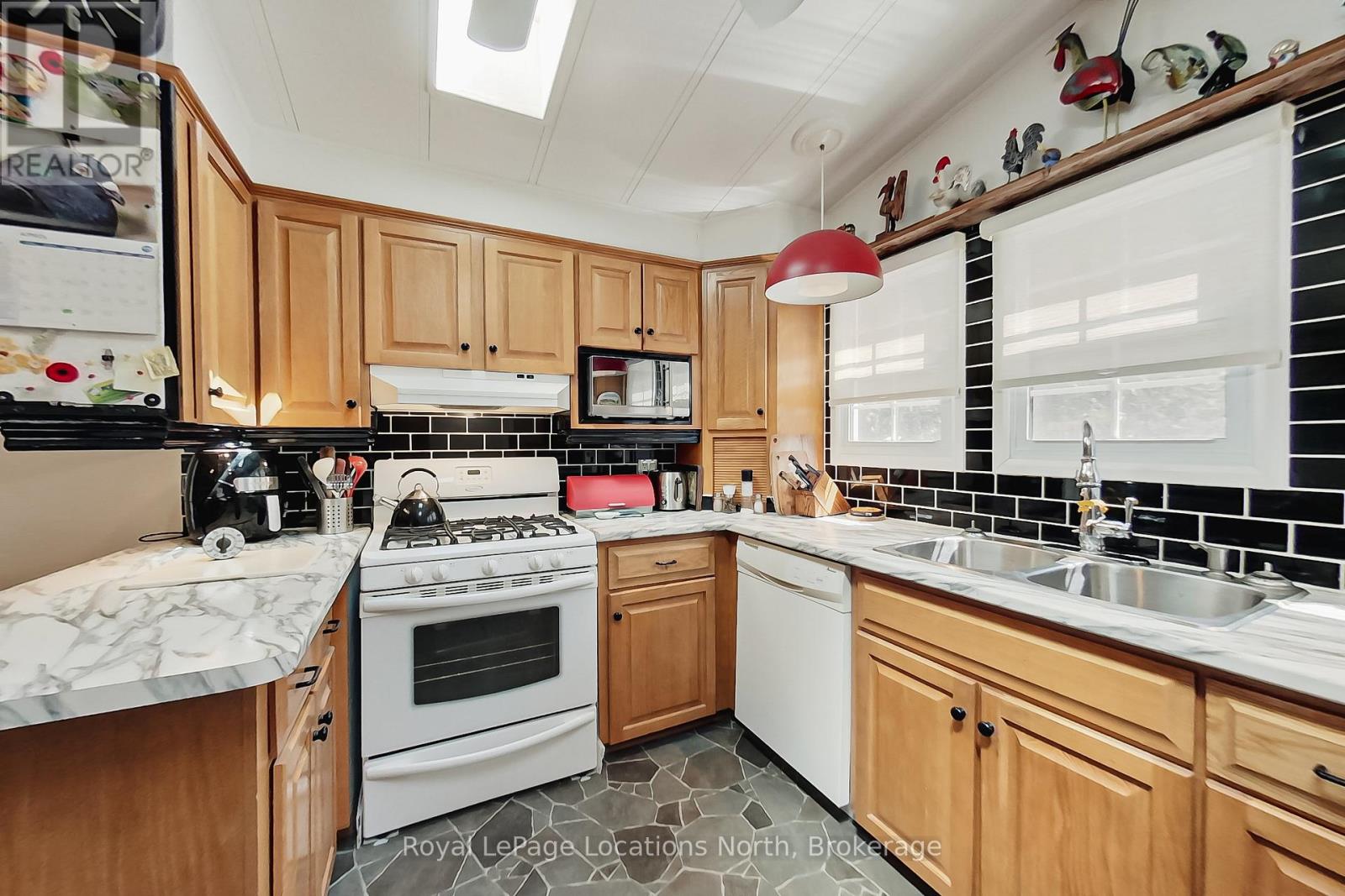 18 PRINCE CHARLES AVENUE - 21