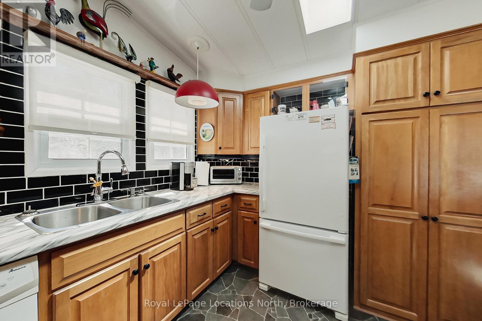 18 PRINCE CHARLES AVENUE - 23